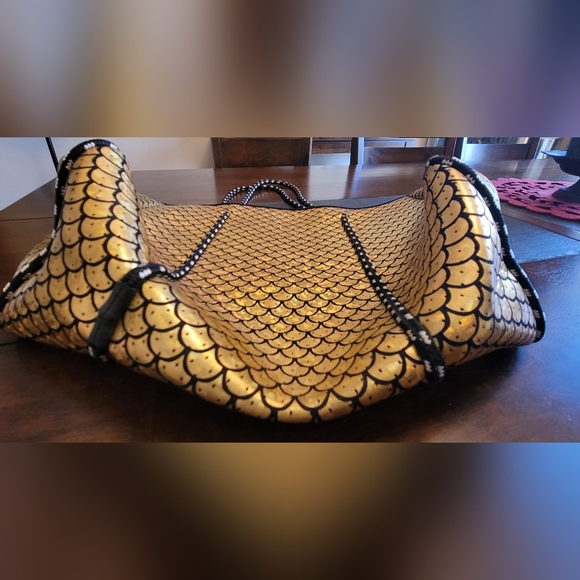 ๐ง๐ฆ MERMAID BEACH BAG | Golden Iridescent Fish Scale Neoprene Bag ๐ฆ ๐งโโ๏ธ๐งโโ๏ธ - Picture 9 of 15
